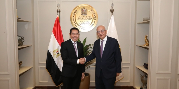 «حجازي» يبحث مع الوزير الثاني السنغافوري للشئون الخارجية والتعليم تعزيز التعاون بمجال التطوير