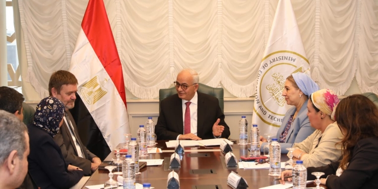 التعليم: دمج المفاهيم الحديثة بمناهج جميع المواد الدراسية بطريقة Cross-cutting