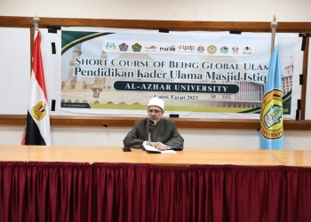 رئيس جامعة الأزهر يحاضر حول فنيات البحث العلمي للباحثين الوافدين