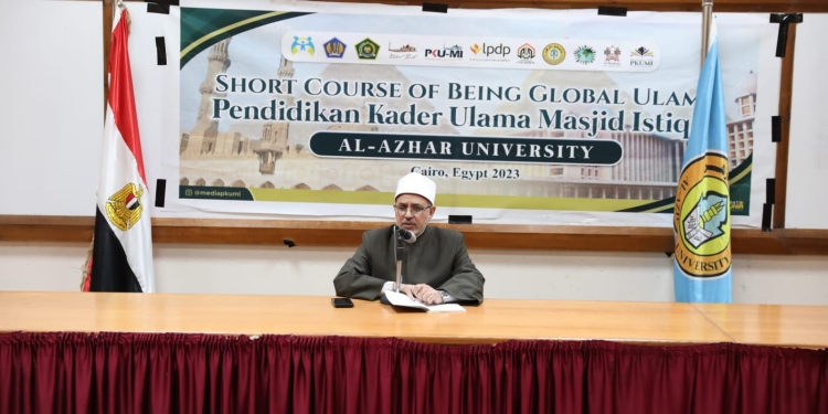 رئيس جامعة الأزهر يحاضر حول فنيات البحث العلمي للباحثين الوافدين