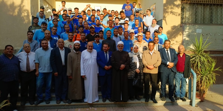 رئيس جامعة الأزهر يتابع أعمال التجهيز والإعداد لقافلة المساعدات لغزة