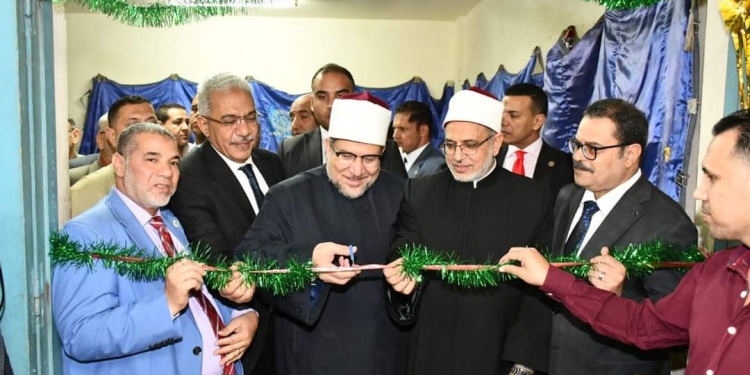 رئيس جامعة الأزهر ووزير الأوقاف يفتتحان مسجدا ومعرضين للكتاب والملابس