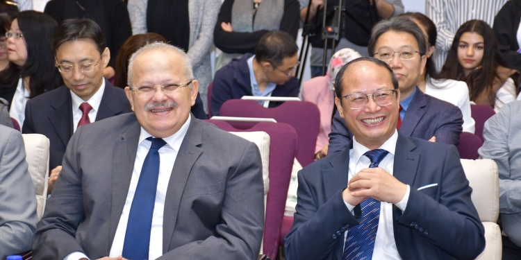 رئيس جامعة القاهرة يشهد الدورة الأولى فى مصر لاختبارات الدراسة والتوظيف بالصين