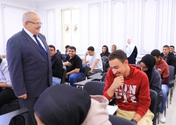 الخشت يتفقد أول اختبارات الميد تيرم بجامعة القاهرة الدولية