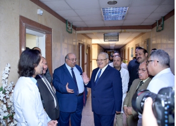 الخشت يفتتح تطوير مستشفى الطلبة بجامعة القاهرة ويقرر صرف 1000 جنيه مكافأة لجميع الأطباء والتمريض والعاملين