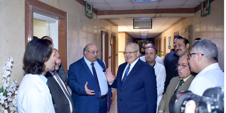 الخشت يفتتح تطوير مستشفى الطلبة بجامعة القاهرة ويقرر صرف 1000 جنيه مكافأة لجميع الأطباء والتمريض والعاملين