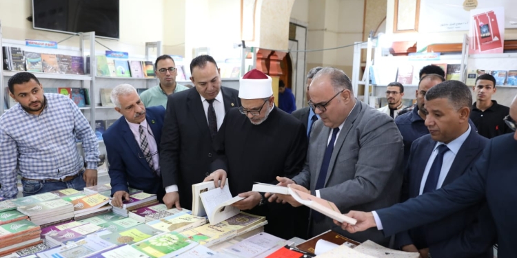 رئيس جامعة الأزهر يفتتح معرض الكتاب الثالث بقطاع الدراسة