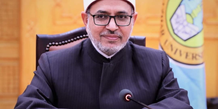 رئيس جامعة الأزهر يهنئ اللاعب "محمد فرحات" لحصوله على الميدالية الذهبية