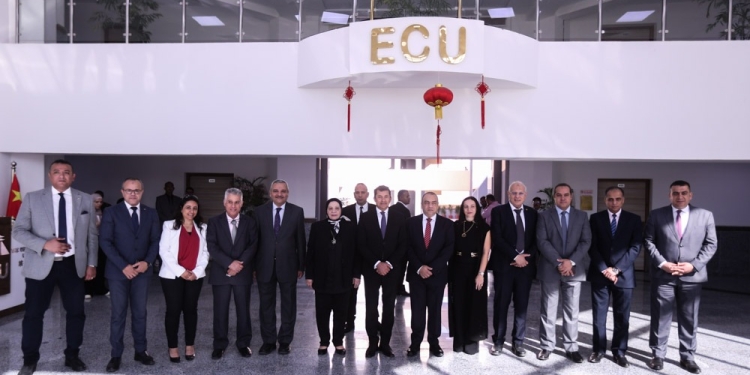 وزير الشباب والرياضة يكرم الطلاب المتفوقين رياضيا بالجامعة المصرية الصينية