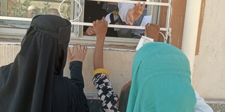 طب أسوان تطلق قافلة طبية مجانية الي قرية وادي خريط بمركز نصر النوبة