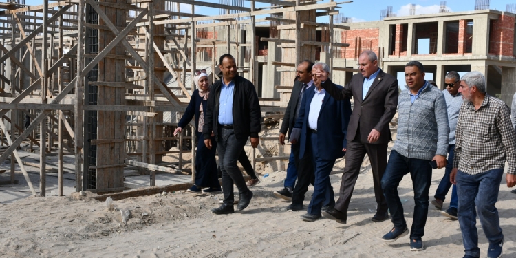 رئيس جامعة القناة يتابع مستجدات العمل بمبنى العيادات الخارجية بالمستشفيات الجامعية