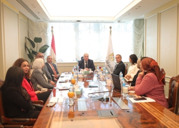 عاشور يتابع تطورات مشروع الخرسانة المضيئة مع أكاديمية البحث العلمي والجامعة الأمريكية