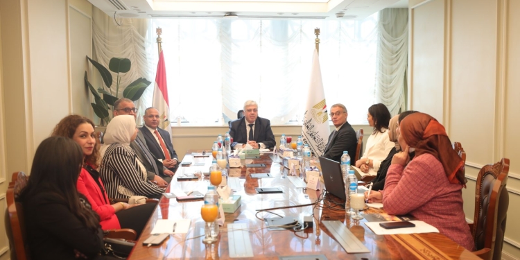 عاشور يتابع تطورات مشروع الخرسانة المضيئة مع أكاديمية البحث العلمي والجامعة الأمريكية