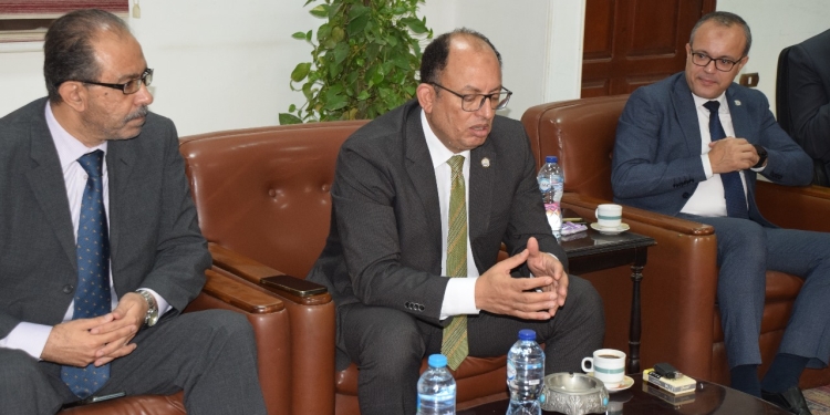 رئيس جامعة حلوان يتفقد كليتي التربية الرياضية والفنون التطبيقية