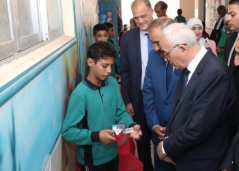 أدى أغنية وطنية.. وزير التعليم يوجه بتبني طالب موهوب في الغناء