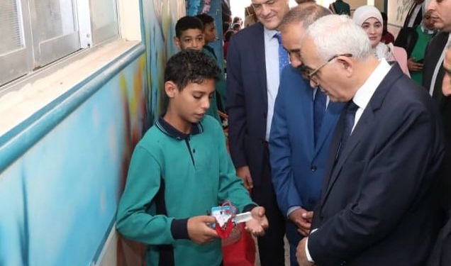 أدى أغنية وطنية.. وزير التعليم يوجه بتبني طالب موهوب في الغناء