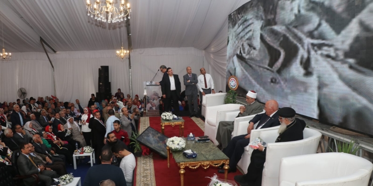 مؤتمر المعلمين لدعم السيسي يعرض فيديو لأراء المواطنين عن أسباب دعمهم للرئيس