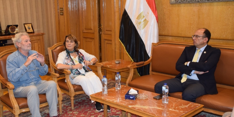 رئيس جامعة حلوان يستقبل وفدًا من جامعة غرناطة الإسبانية لتعزيز التعاون الدولي