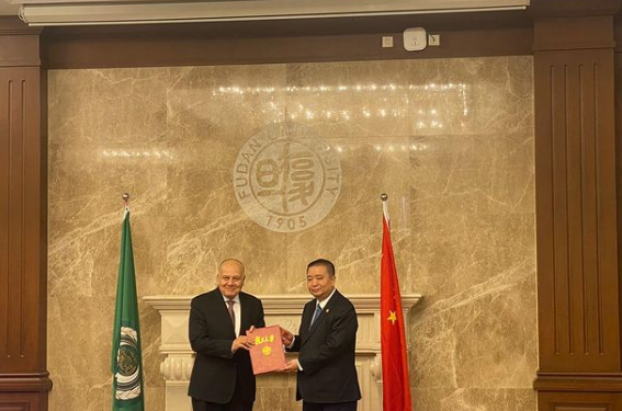 جامعة فودان الصينية تمنح الدكتوراه الفخرية للدكتور عمرو سلامة أمين عام اتحاد الجامعات العربية