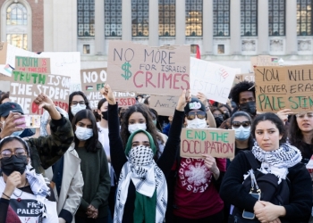 مدرسة ثانوي أمريكية تفصل طالب فلسطيني بسبب منشورات والداته الداعمة لغزة