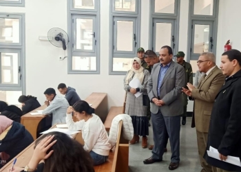 نائب رئيس جامعة بنها يتفقد امتحانات حقوق “الشعبة الإنجليزية” بالعبور