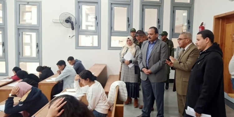نائب رئيس جامعة بنها يتفقد امتحانات حقوق “الشعبة الإنجليزية” بالعبور