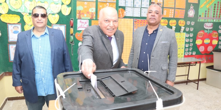 نقيب المعلمين يدلى بصوته في الانتخابات الرئاسية بلجنة محمد علي محجوب