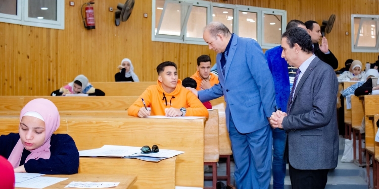 انتظام أعمال امتحانات الفصل الدراسي الأول بكليتى الآداب والحقوق جامعة المنصورة