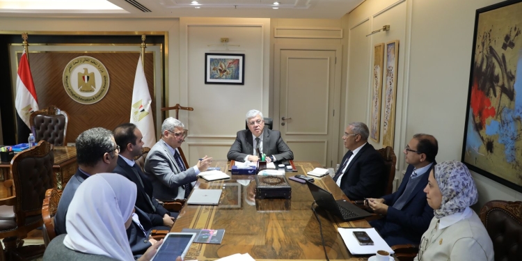 ابرزها تحديد  سبب سرطان الكبد والبنكرياس..عاشور يلتقي بعدد من الباحثين لعرض مشروعاتهم البحثية