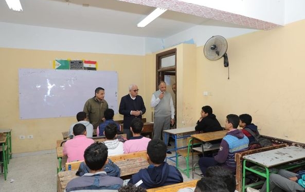 مفتاح المكتب وتسريب معلومات.. إحالة موظفة ومعلم بمدرسة بأسيوط للمحاكمة التأديبية