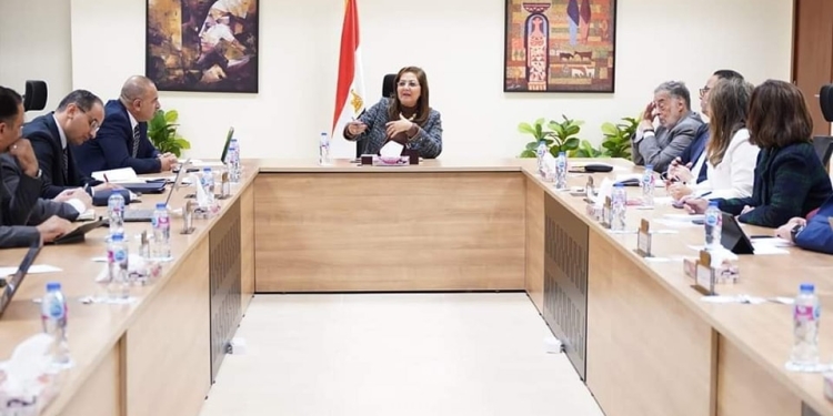 وزيرة التخطيط: توجيه الاستثمارات العامة لقطاعي الصحة والتعليم أولوية مطلقة