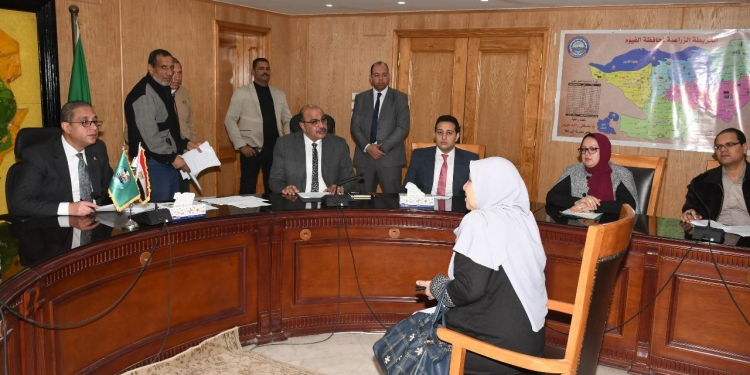 محافظ الفيوم يشكل لجنة لفحص طلبات التسوية بالمؤهل الأعلى للعاملين بالتعليم