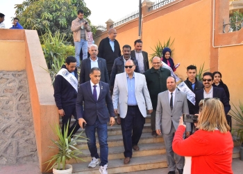 محافظ أسيوط يتفقد سير الدراسة بمدرسة المتفوقين في العلوم والتكنولوجيا "STEM"