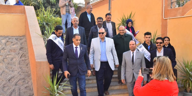 محافظ أسيوط يتفقد سير الدراسة بمدرسة المتفوقين في العلوم والتكنولوجيا "STEM"