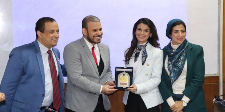 «إعلام القاهرة» تنظم دورة تدريبية لاستخدام الذكاء الاصطناعي في البحث العملي لأعضاء هيئة التدريس