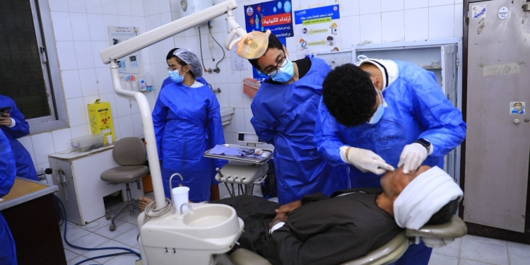 قافلة شاملة من جامعة القاهرة لقرية المعتمدية استفاد منها 1524 مواطنًا