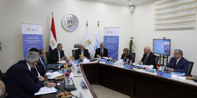 وزير التعليم العالي يترأس جلسة لمناقشة اللائحة الداخلية لجامعة بنها الأهلية