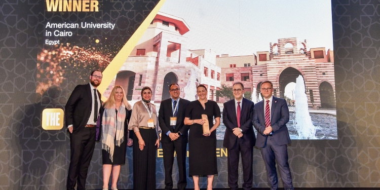 فوز مبادرة الجامعة الأمريكية “مش ذنبك” بجائزة “تايمز للتعليم العالي”