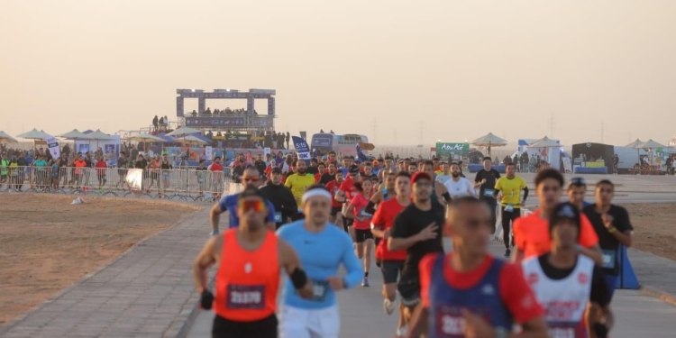 بمشاركة 4000 متسابق.. وزير الرياضة يطلق إشارة البدء لنصف ماراثون الأهرامات