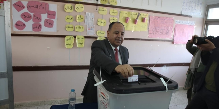 وزير المالية  عقب الإدلاء بصوته فى الانتخابات الرئاسية: المصريون يكتبون تاريخًا فى الممارسة الديموقراطية