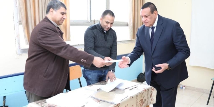 وزير التنمية المحلية يُدلي بصوته في الانتخابات الرئاسية بلجنة نبوية موسي بمدينة نصر