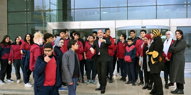 «الوزراء» يستقبل طلاب مدرسة «النيل» ضمن جولتهم لزيارة العاصمة الإدارية الجديدة