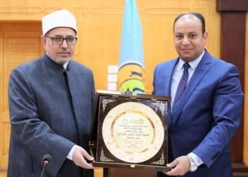 إهداء درع كلية التربية الرياضية لرئيس جامعة الأزهر لجهوده في دعم مسيرتها