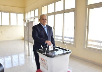 رئيس جامعة القاهرة يُدلي بصوته في انتخابات الرئاسة