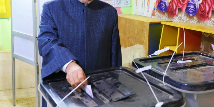 رئيس جامعة الأزهر يدلي بصوته في الانتخابات الرئاسية ويؤكد: المشاركة واجب وطني