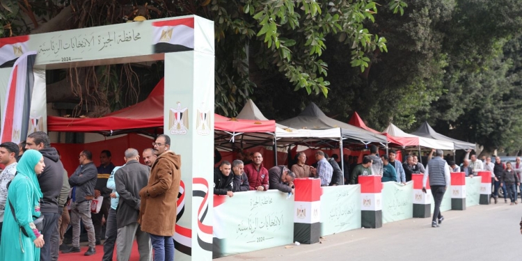لليوم الثالث .. استمرار موجات المشاركة الكبيرة لجامعة القاهرة في الانتخابات الرئاسية ٢٠٢٤