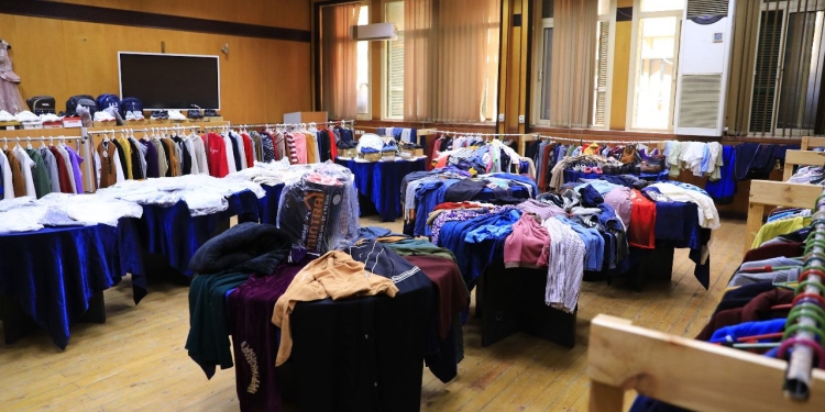 معرض ملابس بأسعار رمزية لطلاب جامعة القاهرة