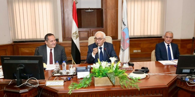 وزير التربية والتعليم يعلن موعد بداية الدراسة بمدرسة العباقرة