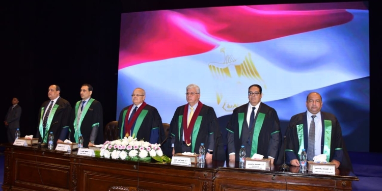 جامعة القاهرة تحتفي بعيد العلم الـ 18 وتكرم 60 عالما