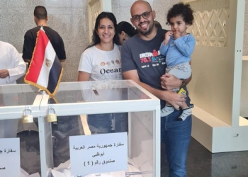 المصريون باابو ظبى يتةوافدن على صناديق الانتخاب